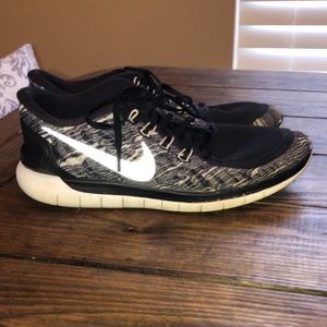 Nike Tennis Shoes Women’s 9 | Used